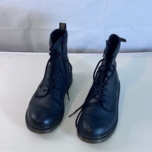 Doc Martin's Youth Black size 6 Dr. Martins lace up